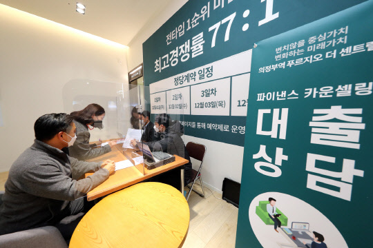 대우건설 파이낸스 카운셀링 서비스를 받고 있는 고객들의 모습. <대우건설 제공>